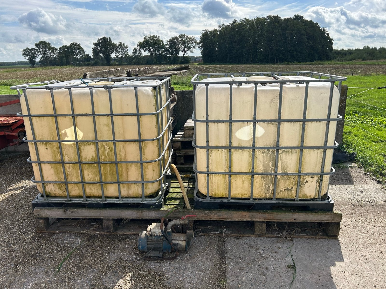 2 IBC-tanks met pomp - 2000 liter opslag