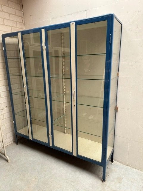 Grote blauw-witte afsluitbare vitrinekast, Ophalen