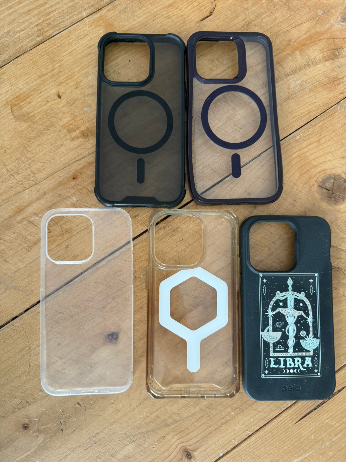 Foto 8 van Iphone 14 Pro met 5 hoesjes