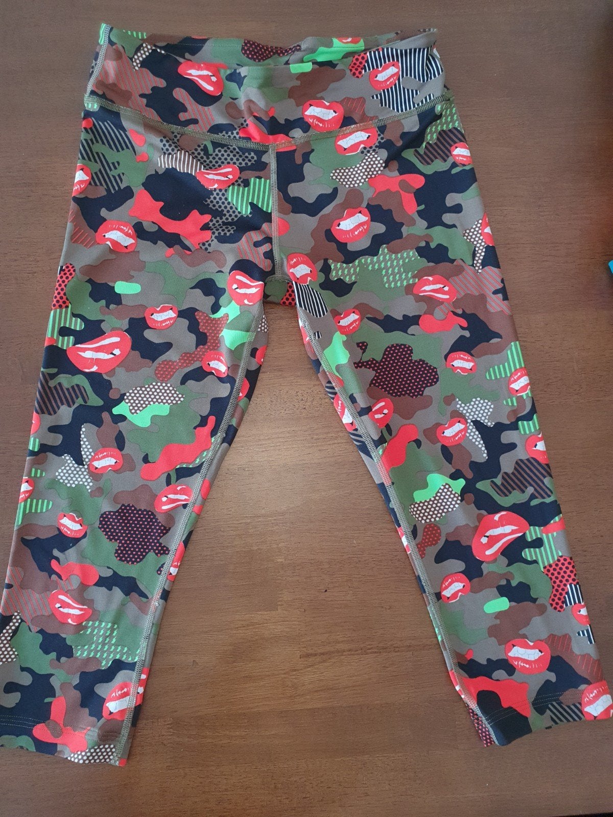 Zumba Wear Capri Legging - Camouflage met lippenprint, Meerkleurig, Zumba Wear, Ophalen of Verzenden, Fitness of Aerobics