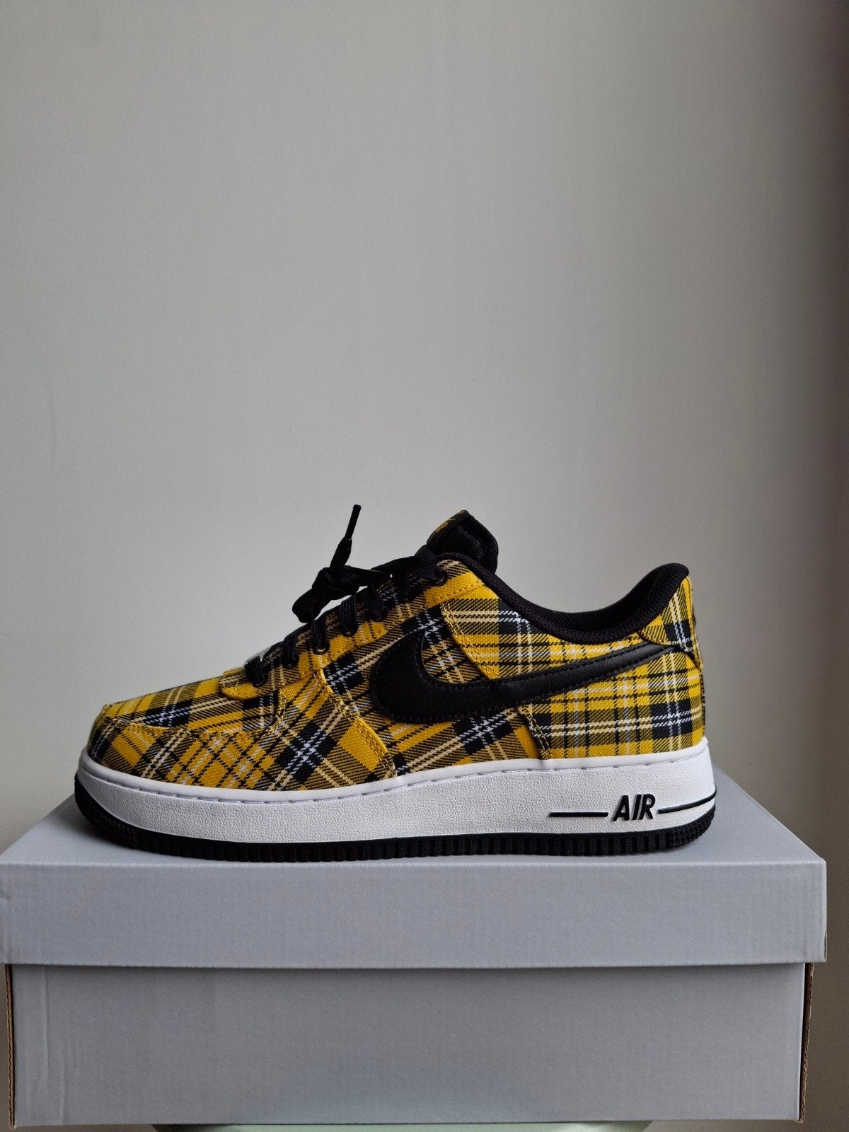 Nike air force 1 Low.  Black-yellow ochre, Zwart, Nike, Nieuw, Ophalen of Verzenden