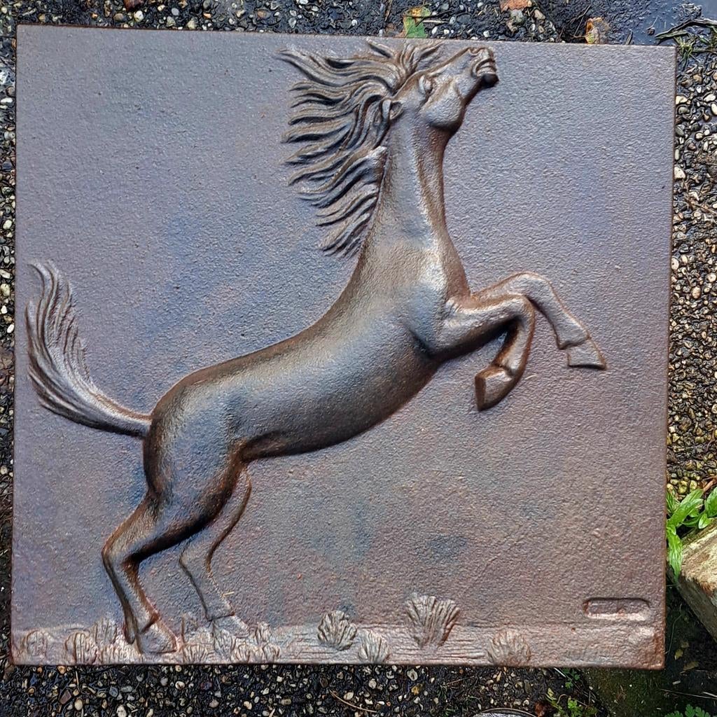 Antieke gietijzeren Haardplaat met steigerend paard 60x60cm, Antiek en Kunst, Curiosa en Brocante, Ophalen