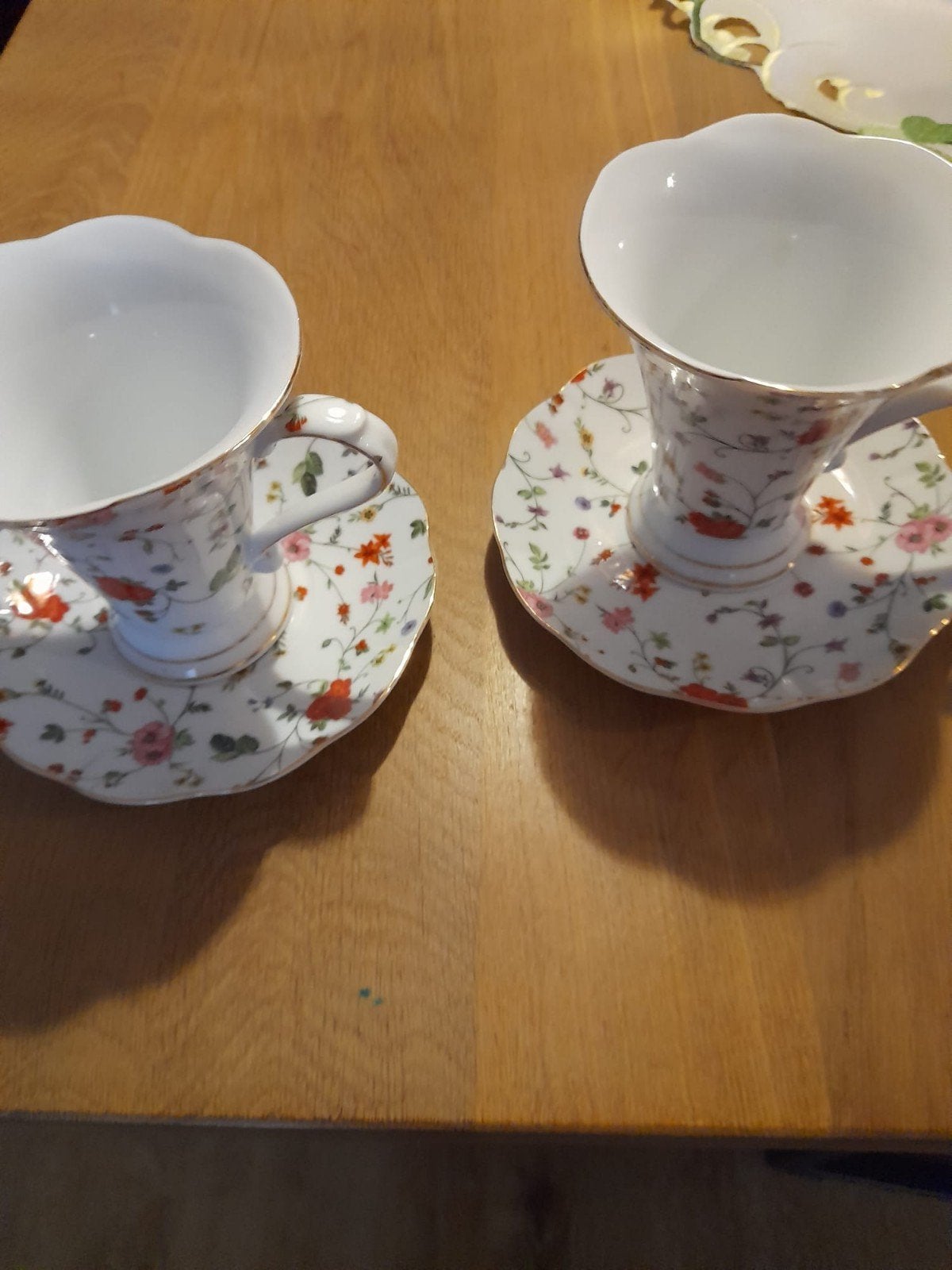 2 Jameson and Tailor kopjes met schotel, bloemmotief, Ophalen