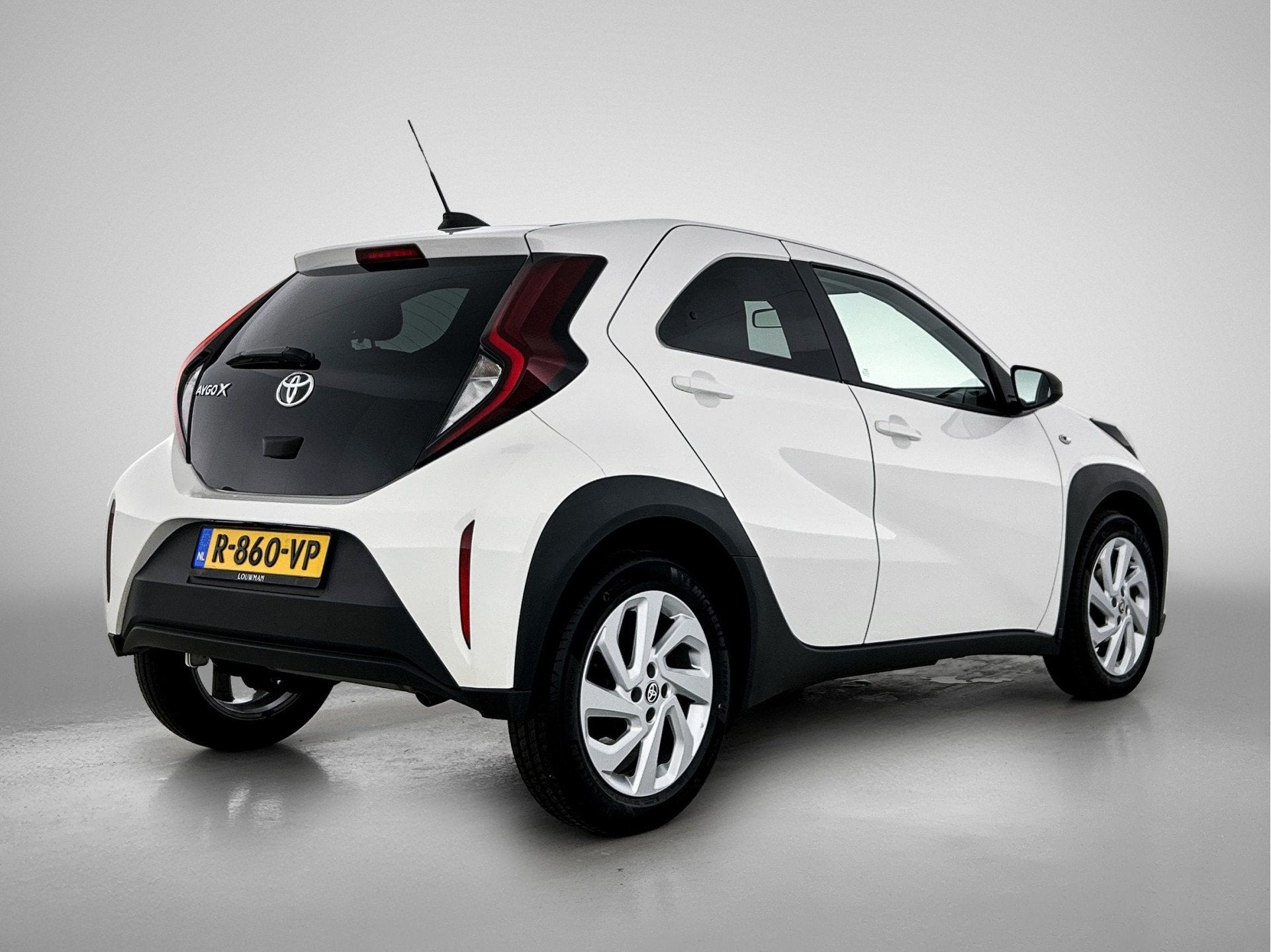 Toyota Aygo X 1.0 VVT-i MT First (bj 2022), Auto's, Stof, Gebruikt, 920 kg, 4 stoelen