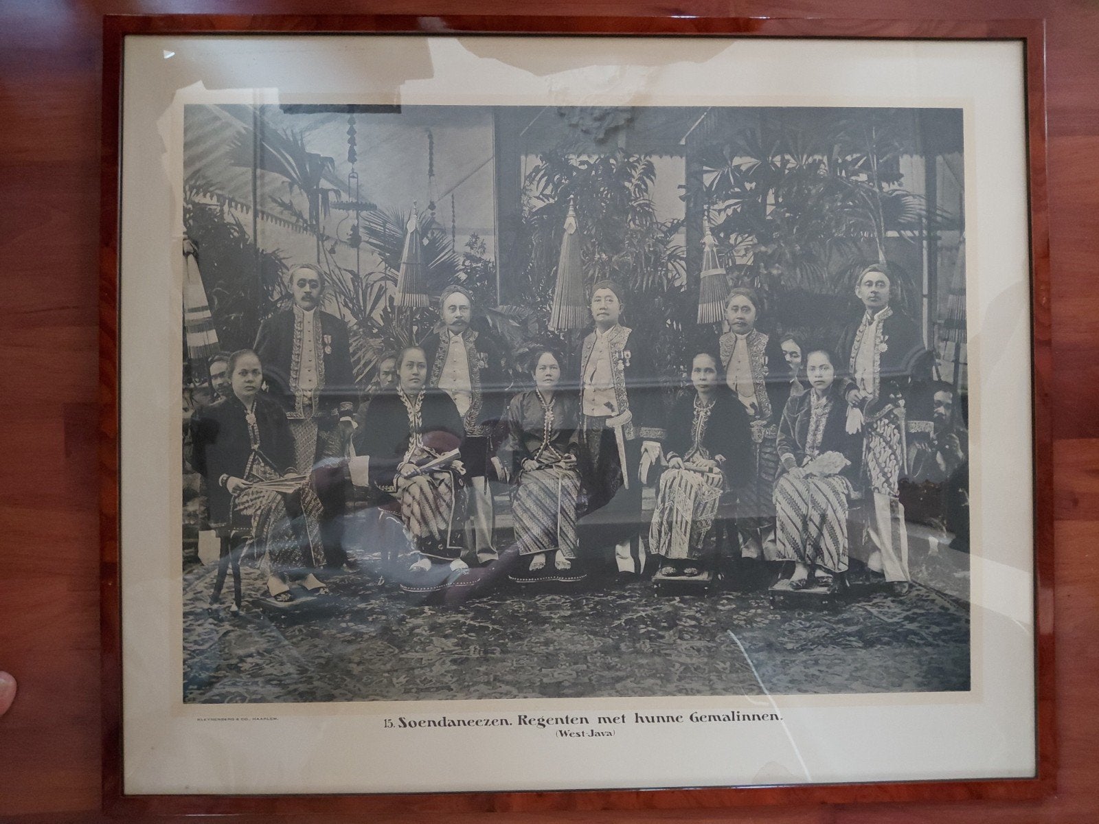 Oude schoolkaart Indonesie nr 15 Regenten met gemalinnen, Ophalen of Verzenden