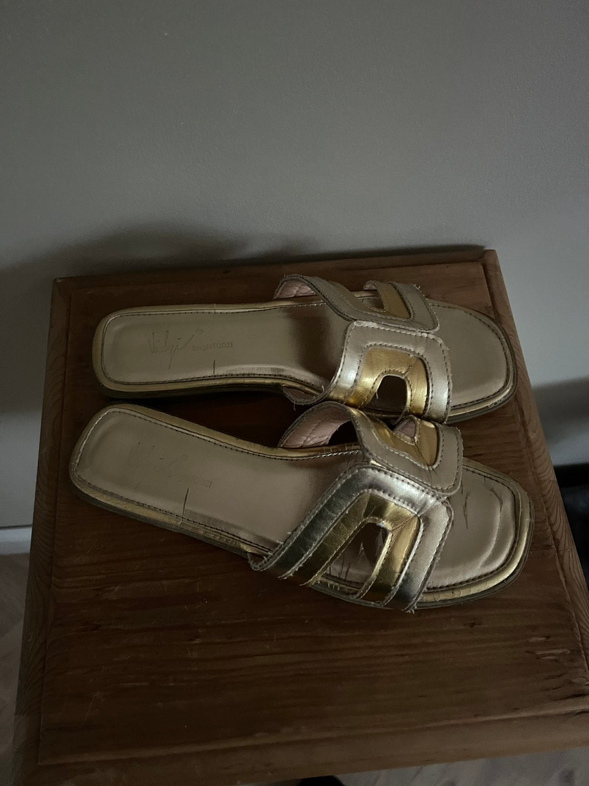Gouden slippers, sergio todzi, 37, Ophalen of Verzenden, Gedragen, Overige kleuren