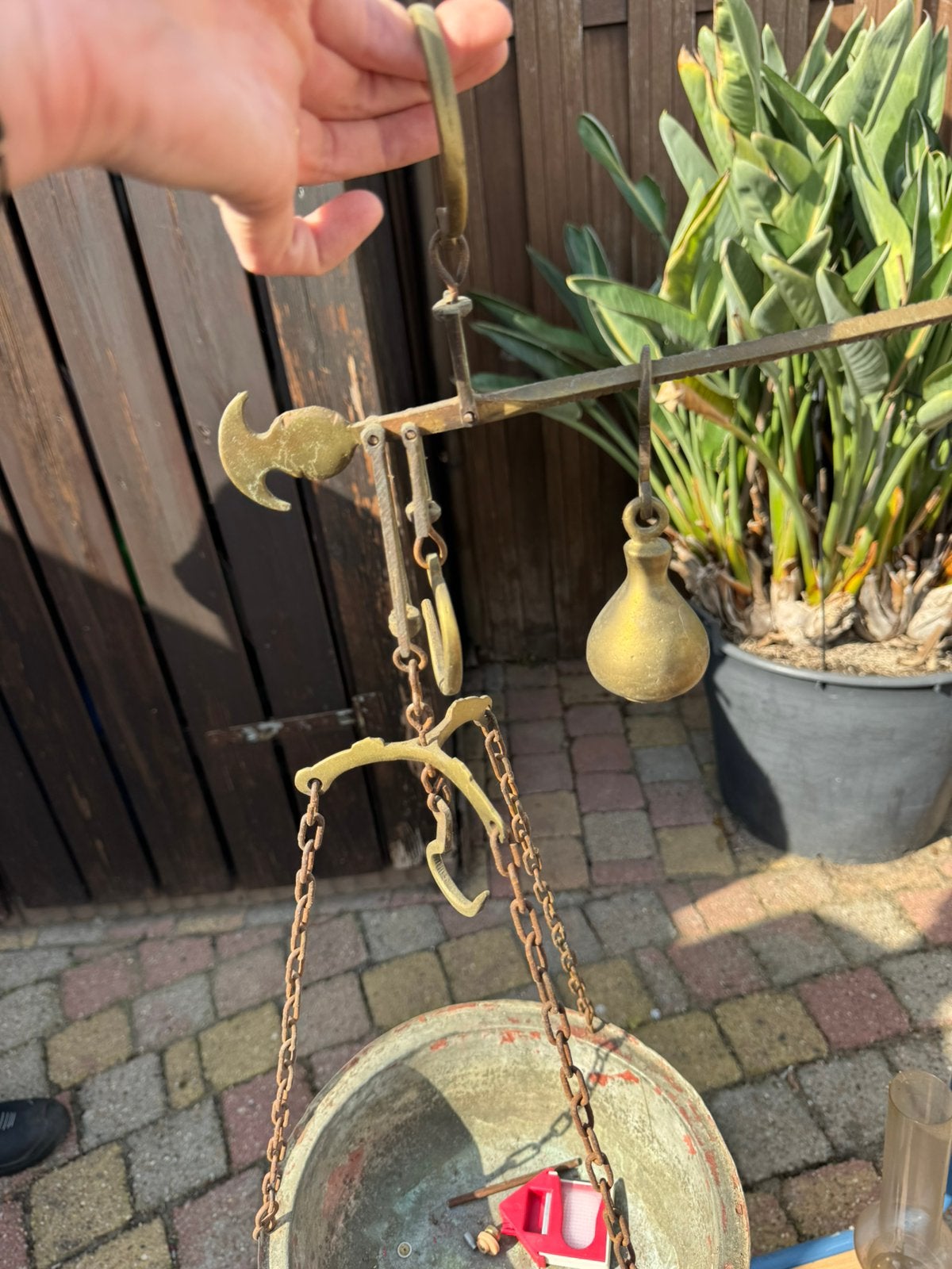 Koperen handweegschaal, Ophalen