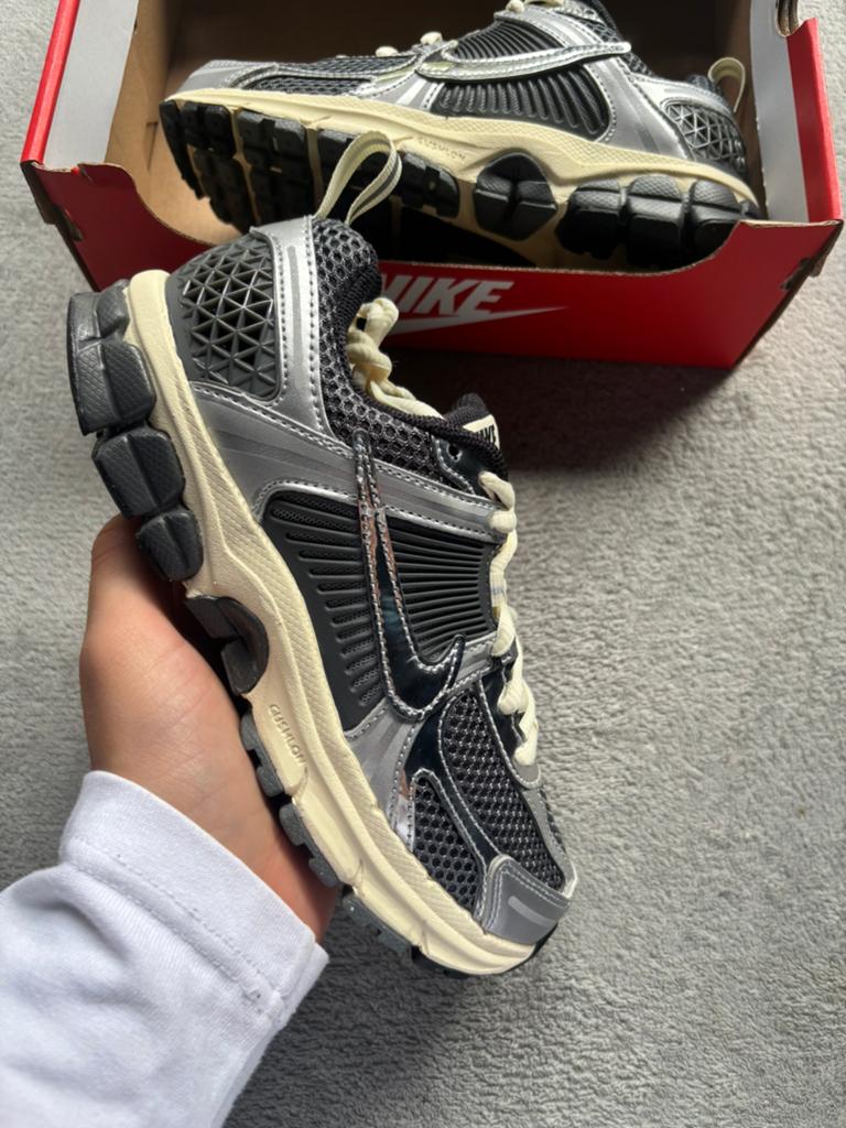 Nike zoom vomero 5 chrome - maat 35,5 - nieuw, Kleding | Heren, Schoenen, J, Nieuw, Ophalen of Verzenden, J