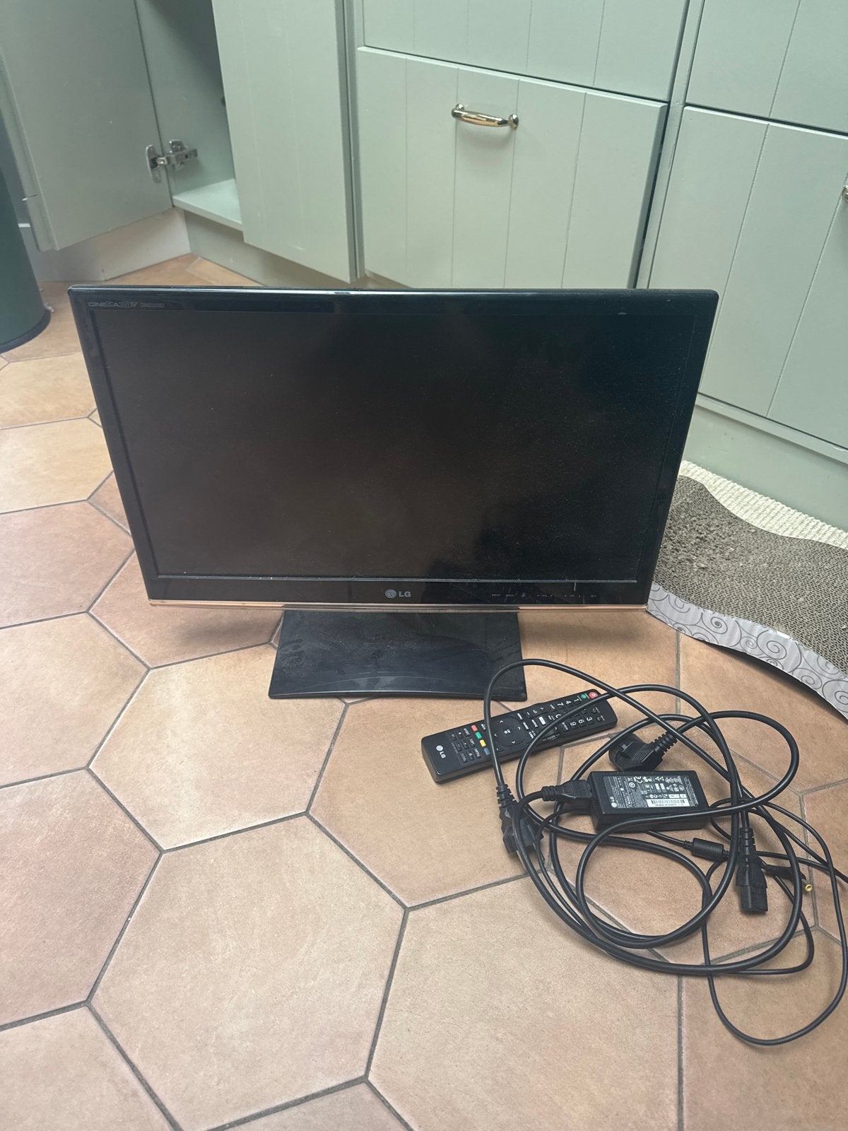 LG TV met afstandsbediening en adapter, Audio, Tv en Foto, Ophalen, Gebruikt, 50 Hz, 40 tot 60 cm