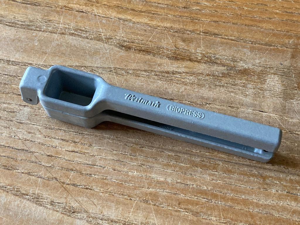 Vintage aluminium Westmark biopress knoflookpers W.-Germany, Ophalen of Verzenden, Zo goed als nieuw, Metaal, Grijs