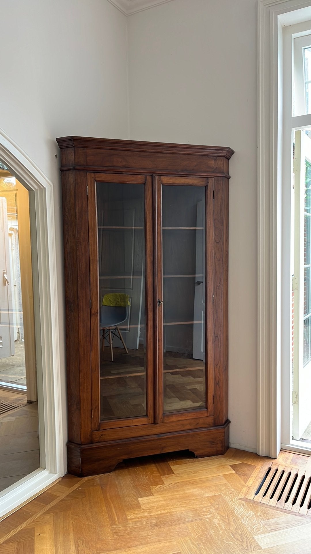 Houten vitrinekast voor hoek. Zelf tillen/inladen, Ophalen, Glas, 50 tot 100 cm, 150 tot 200 cm