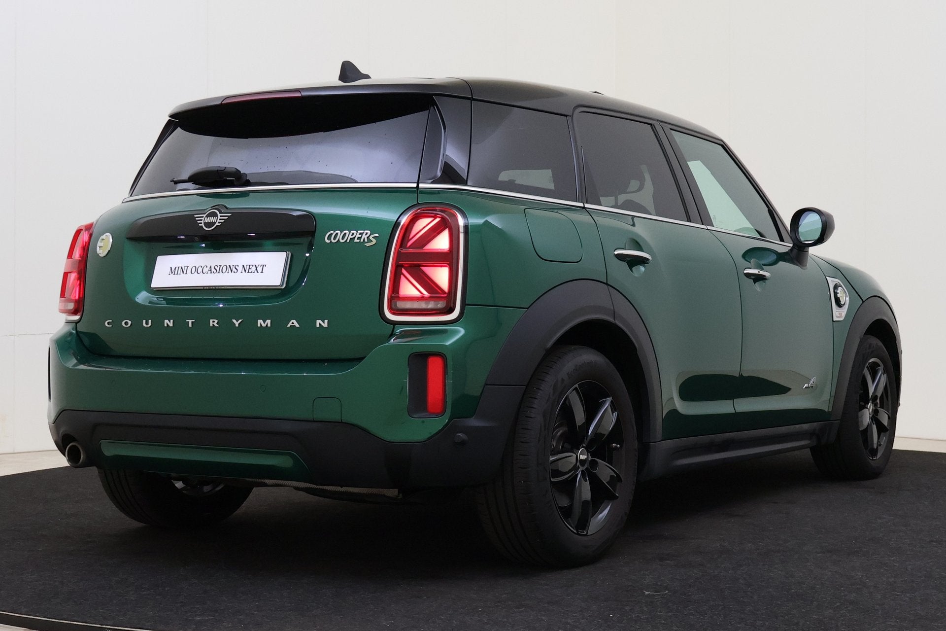 MINI Countryman Cooper S E ALL4 Automaat / Panoramadak / Com, Auto's, Automaat, Dealer onderhouden, Gebruikt, Zwart
