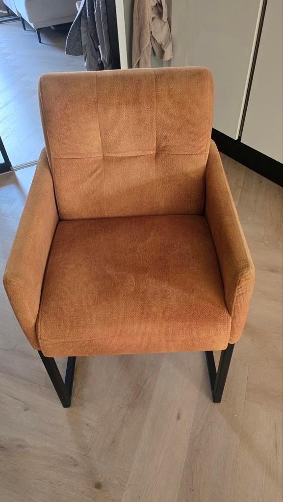 Comfortabele oranje fauteuil met metalen poten, Gebruikt, Overige kleuren, Ophalen of Verzenden, Stof