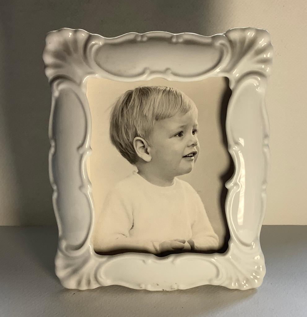 Wit vintage porseleinen foto lijstje met vintage foto 1967, Huis en Inrichting, Woonaccessoires | Lijsten, Ophalen of Verzenden
