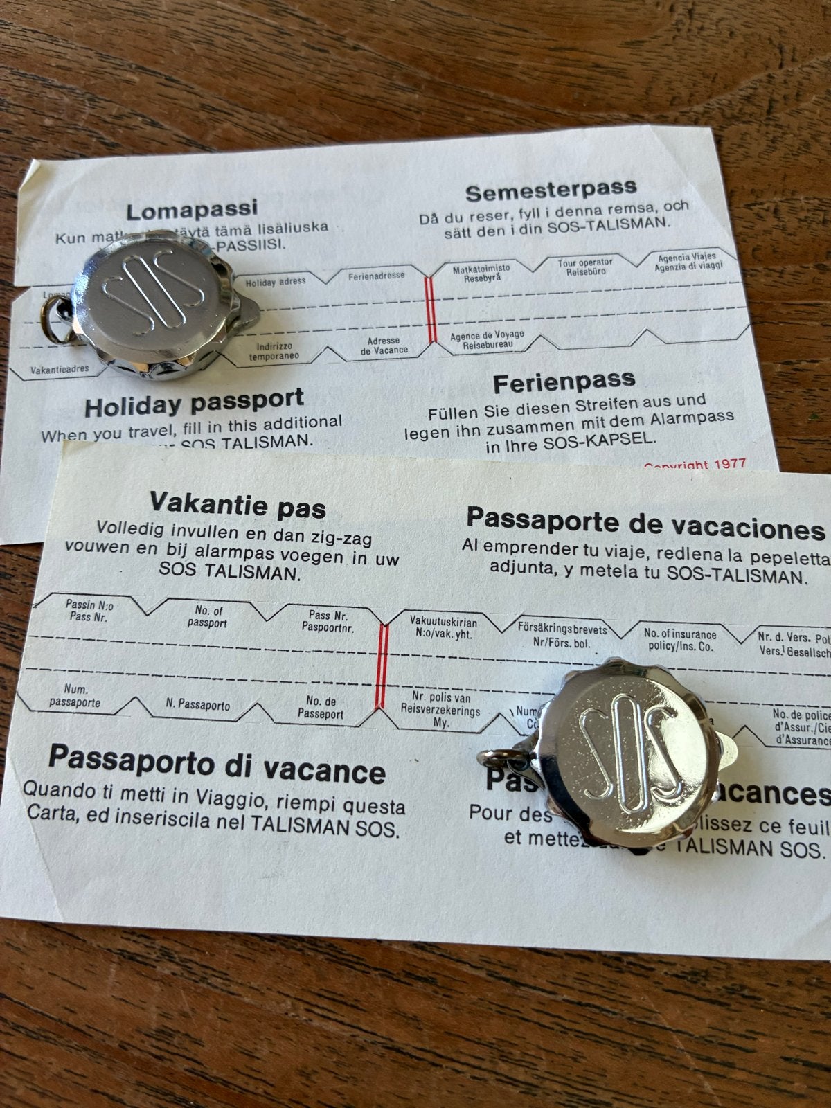 Vintage SOS Talisman Vakantie Pas met Medaillon (1977), Ophalen of Verzenden, Gebruikt