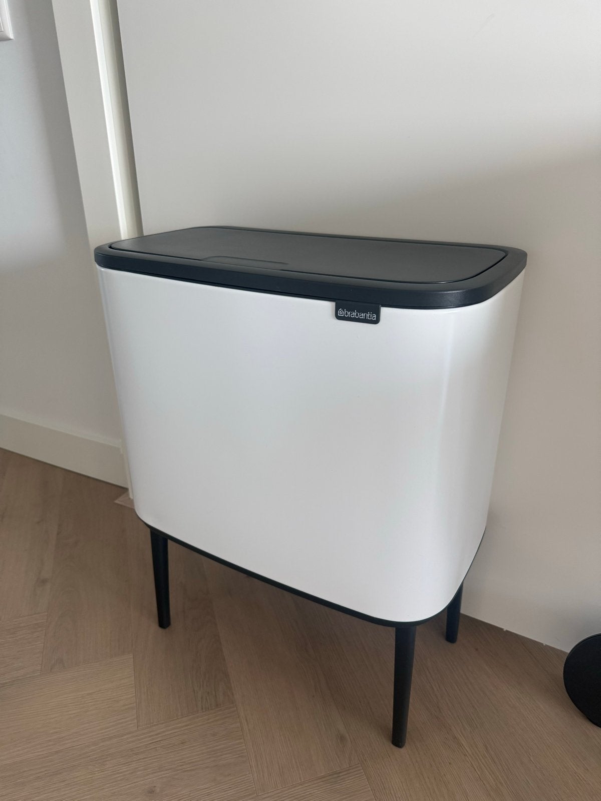 Brabantia Bo Touch Bin prullenbak - Wit met zwarte deksel, Huis en Inrichting, Woonaccessoires | Prullenbakken, 50 – 75, 40 liter of meer