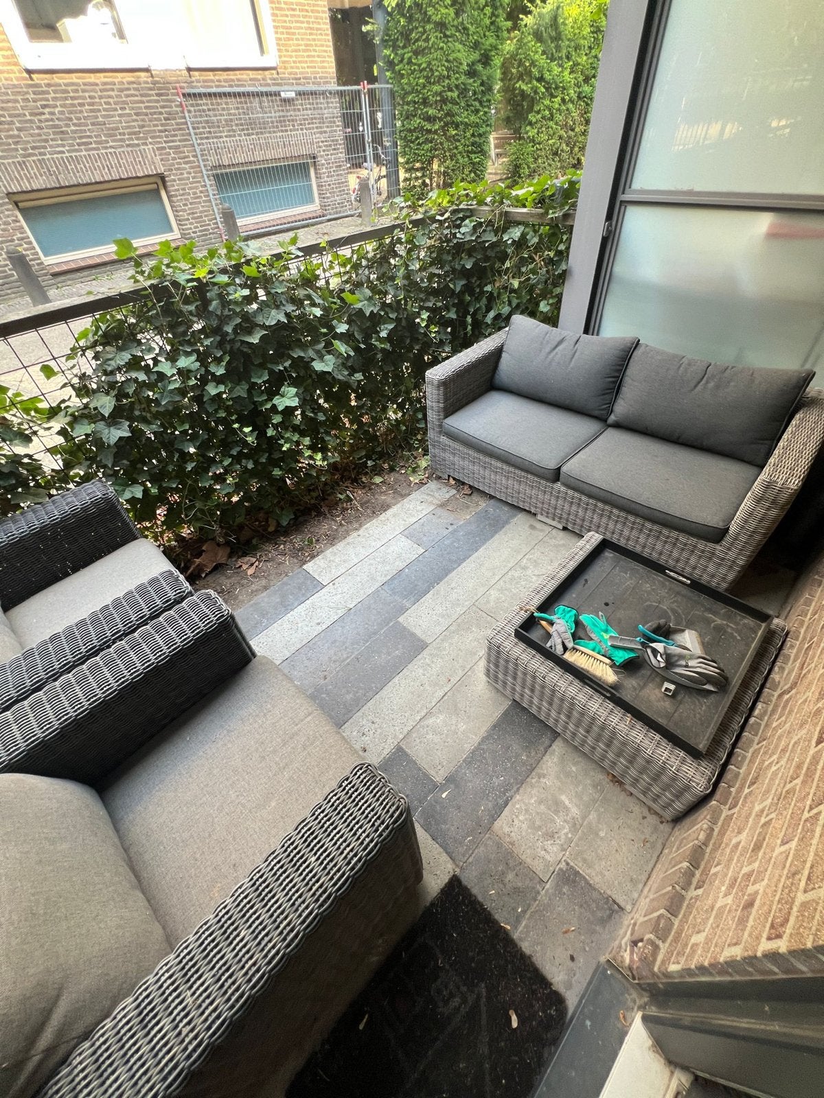 Luxe (Intratuin) Tuinset: Bank, 2 Stoelen, Hocker & Dienblad, Ophalen, 5 zitplaatsen, Rotan, Nieuw