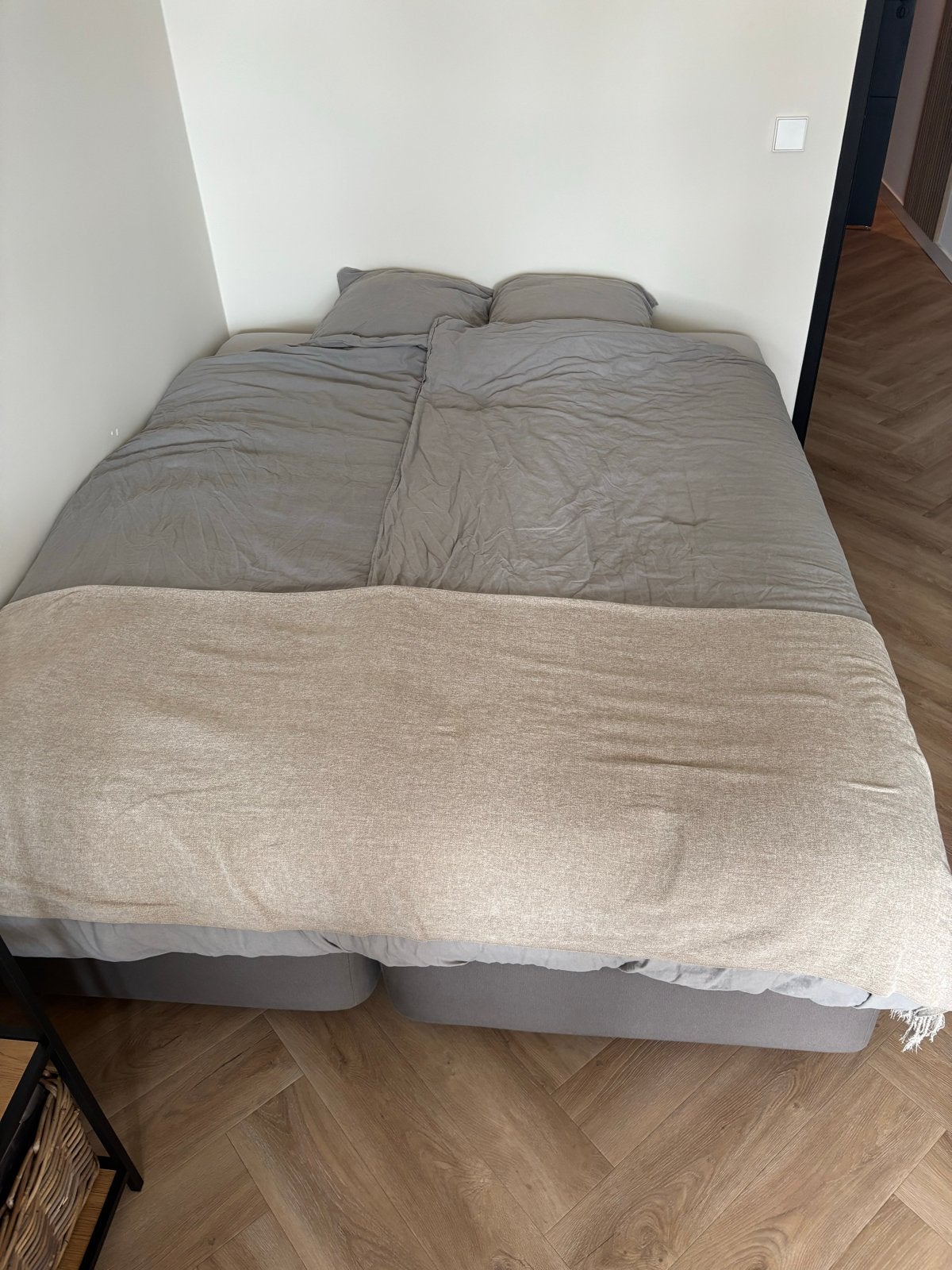 IKEA Boxspring + matras 160x200 - Weinig gebruikt, Tweepersoons, Ophalen of Verzenden, Zo goed als nieuw, 200 cm