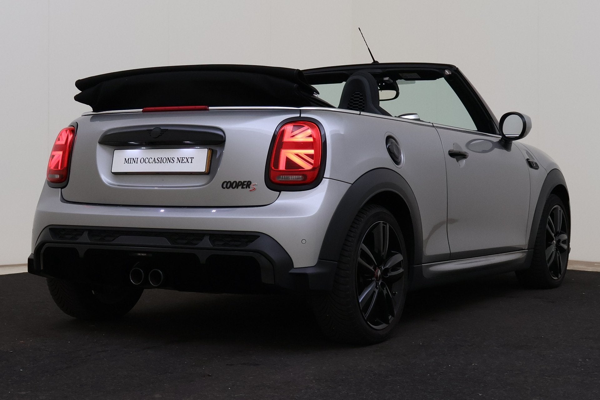 MINI Cabrio Cooper S JCW Automaat / JCW Sportstoelen / Comfo, Auto's, Mini, 1300 kg, Gebruikt, Leder en Stof, Bedrijf