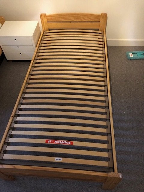 Bed 90 x 200 cm hout inclusief matras, Ophalen, 90 cm, Zo goed als nieuw, 200 cm