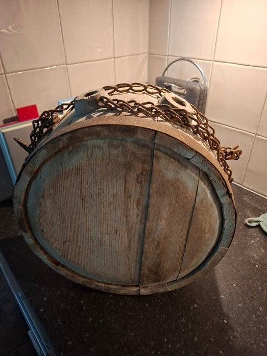 Oud drankvaatje ter decoratie, Ophalen