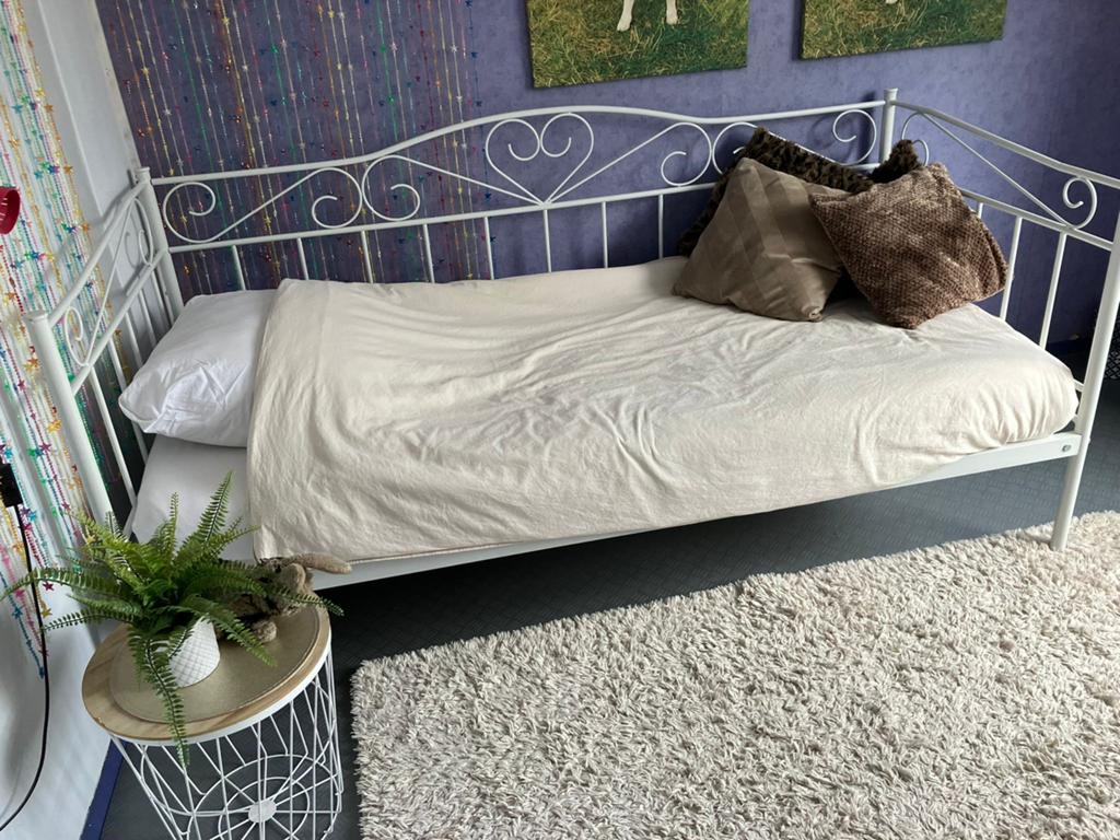 2 Eenpersoons bedden, Huis en Inrichting, Ophalen, 90 cm, Eenpersoons, Zo goed als nieuw