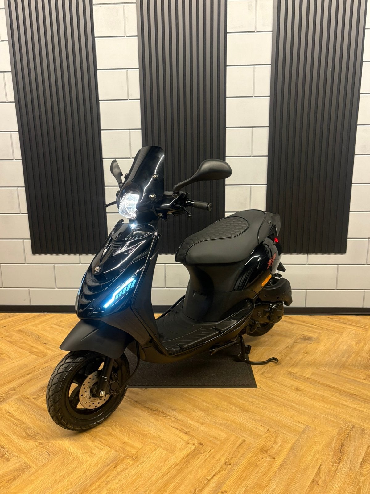 PIAGGIO ZIP 4T 3V BROM 2022 FULL OPTION GLANSZWART AKRAPOVIC, Maximaal 45 km/u, Zip, Ophalen of Verzenden, Zo goed als nieuw