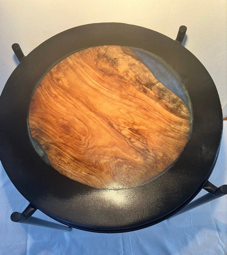 Olijfhouten schijf met blauw epoxy bijzettafel, Hout, Meerkleurig, Overige stijlen, Nieuw
