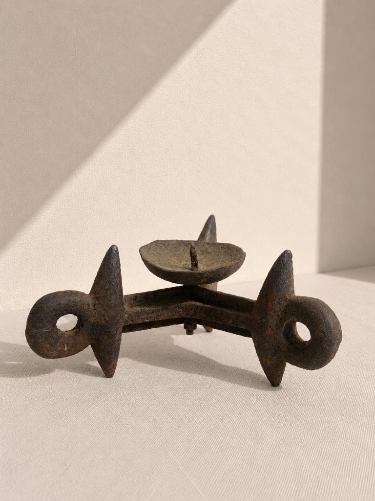 Vintage brutalist kandelaar – smeedijzer/ sculpturaal design, Gebruikt, Bruin, Ophalen of Verzenden, Metaal