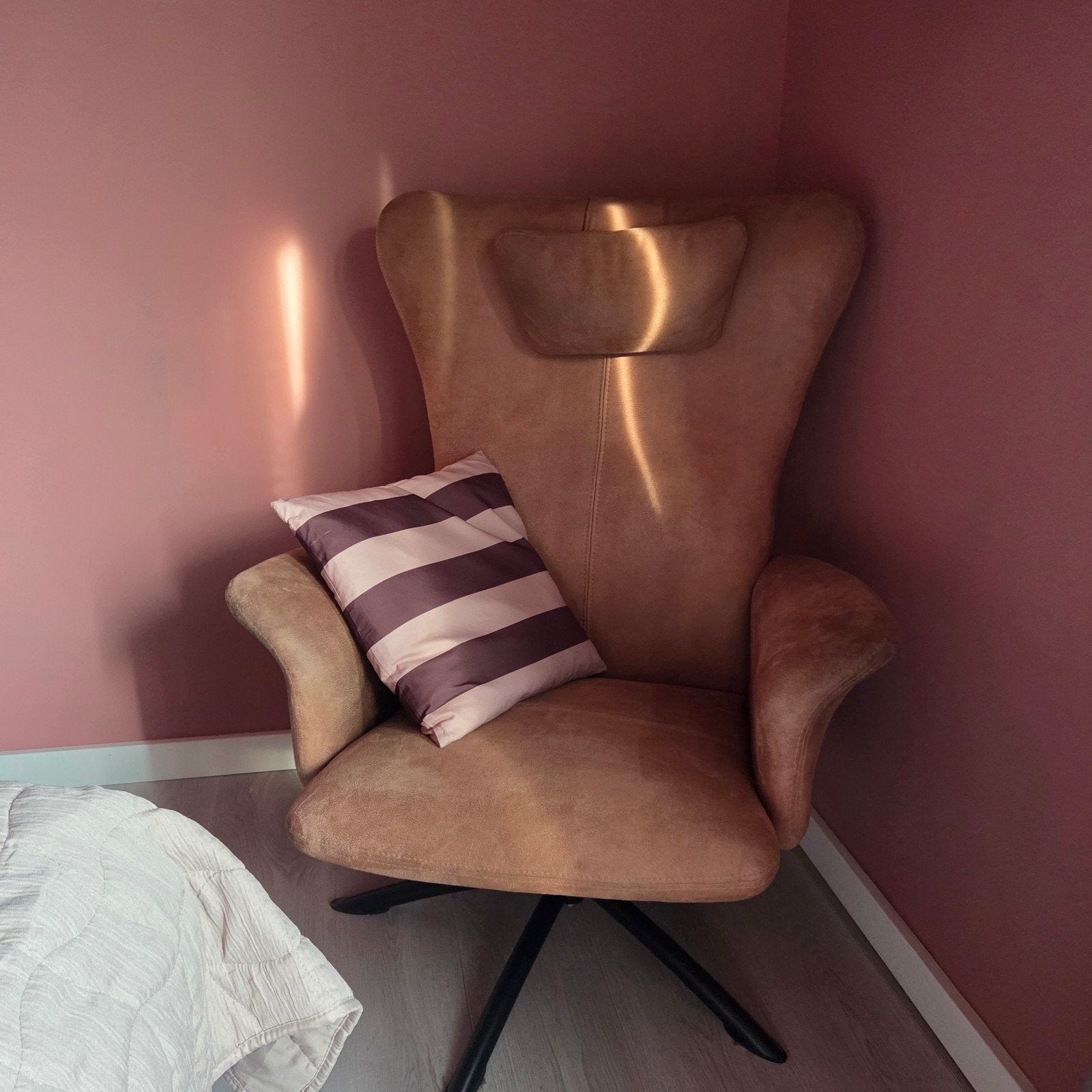 Comfortabele draaibare fauteuil - Cognac kleur, suede, Huis en Inrichting, Fauteuils, Ophalen, Modern, Comfortabel, 75 tot 100 cm