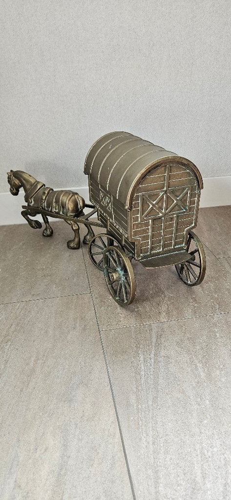 Messing paard met huifkar, Ophalen