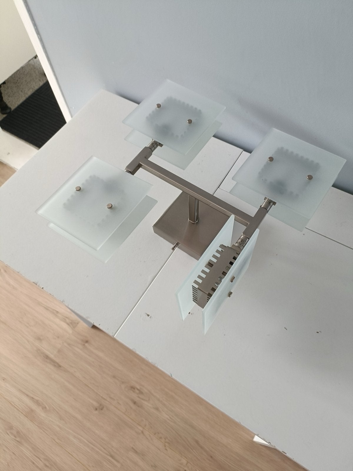 Moderne plafondlamp met 4 glazen kappen, Zilver, Gebruikt, Modern, Ophalen of Verzenden