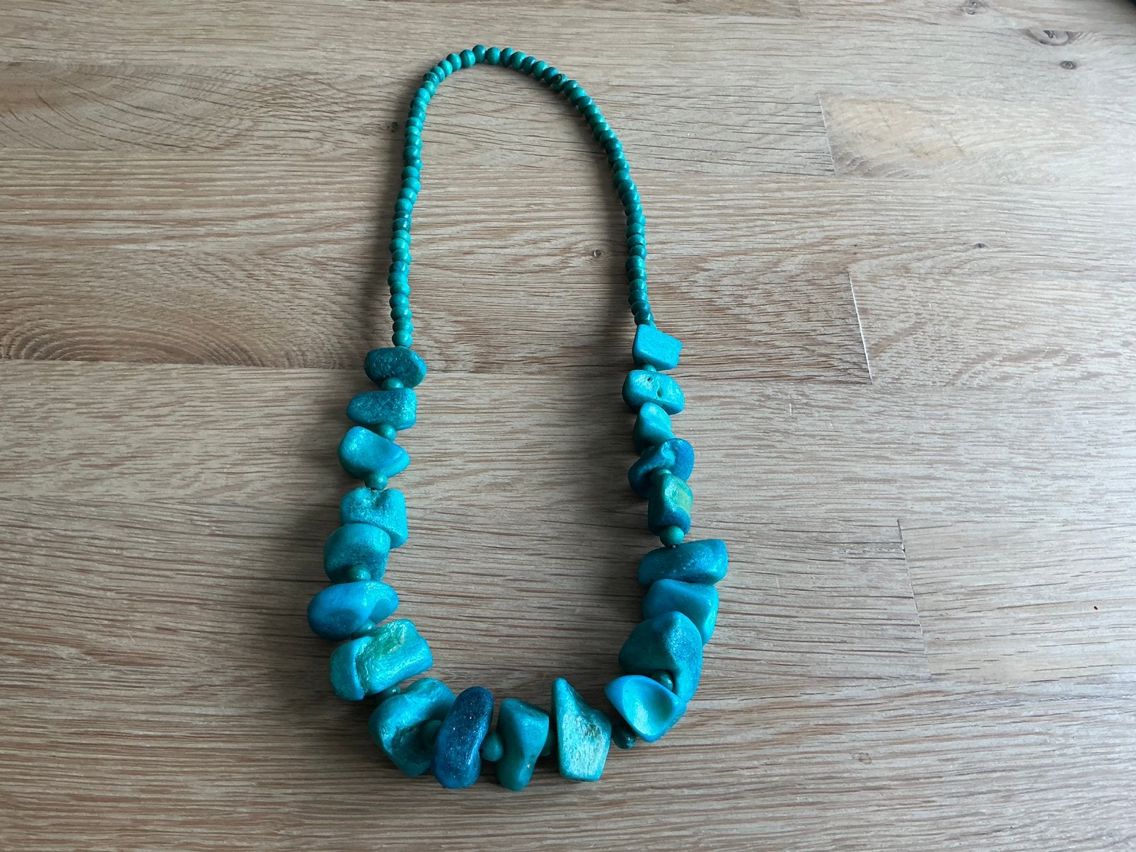 Ketting van Turquoise stenen. Bovenstuk houten kralen., Ophalen of Verzenden, Zo goed als nieuw