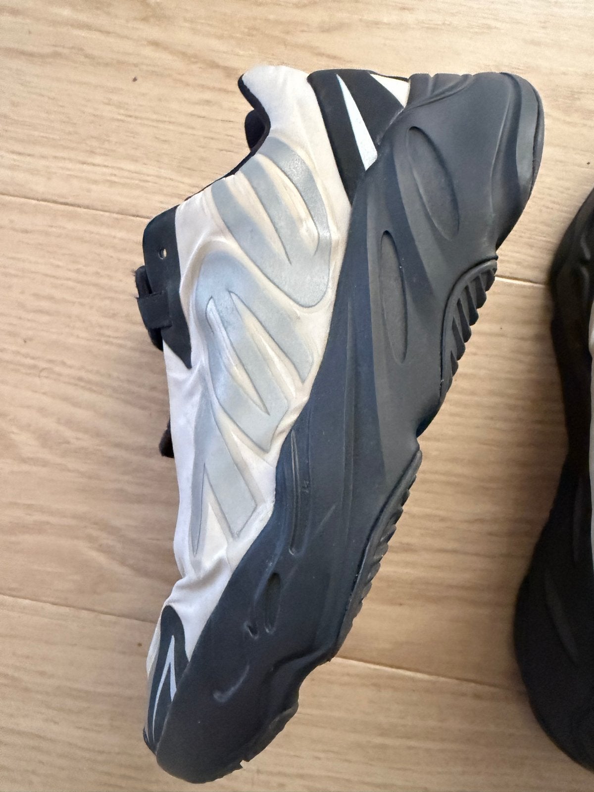 Adidas Yeezy Boost 700 MNVN "Bone" sneakers, Ophalen of Verzenden, Gedragen, Sneakers of Gympen
