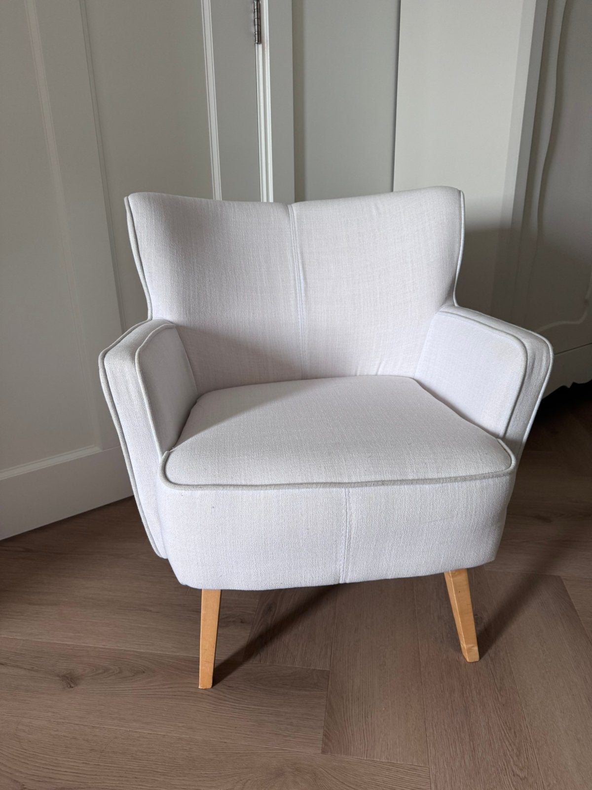 Witte kleine fauteuil met blank houten pootjes, Huis en Inrichting, Fauteuils, Ophalen, Gebruikt, 75 tot 100 cm, Stof