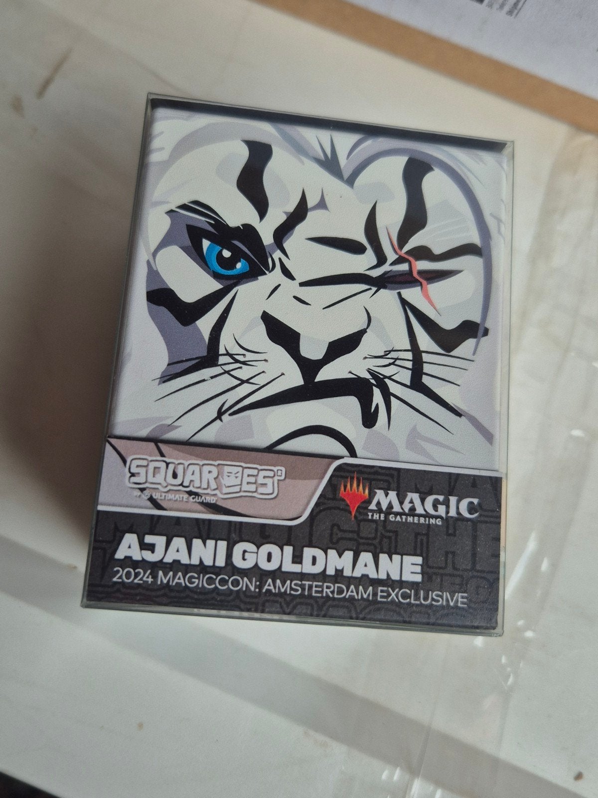 Magiccon Amsterdam 2024 Exclusive Ajani Goldmane Deckbox, Ophalen of Verzenden, Nieuw, Sleeves of Kaarthoesjes