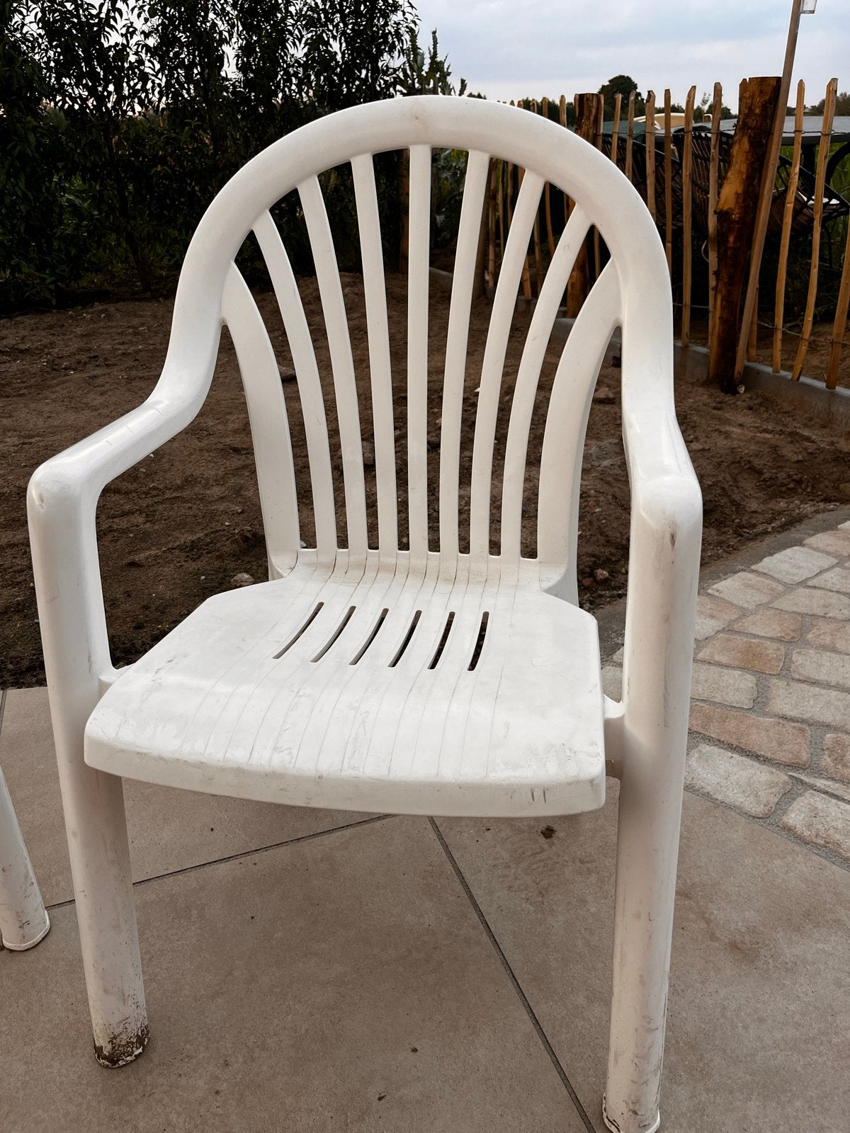 2 Witte Kunststof Tuinstoelen en Bijzettafel, Tuin en Terras, Tuinstoelen, Ophalen of Verzenden, Gebruikt, Kunststof, Stapelbaar