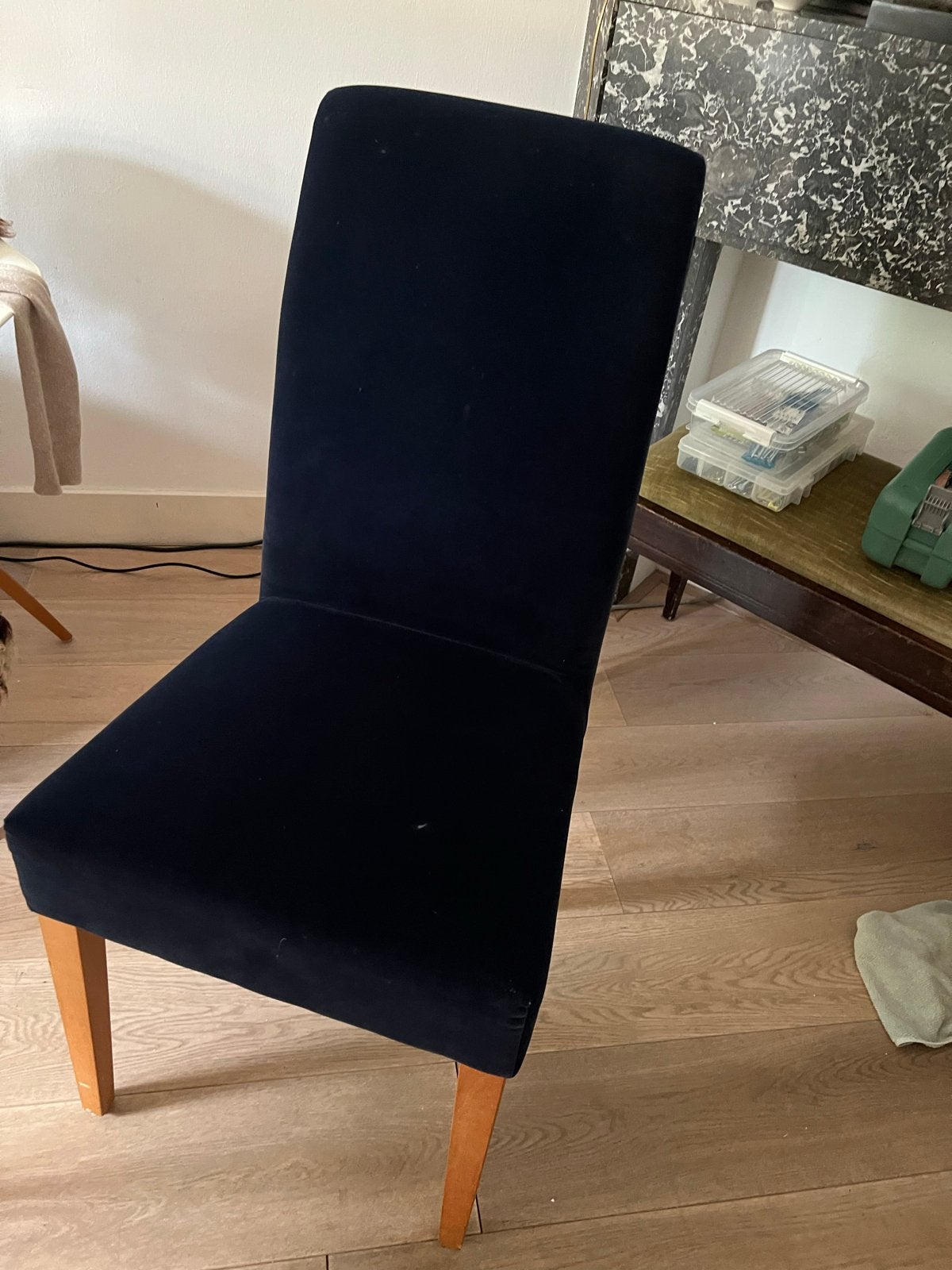 Donkerblauwe eetkamerstoel met houten poten, Huis en Inrichting, Stoelen, Gebruikt, Blauw, Ophalen of Verzenden, Eén