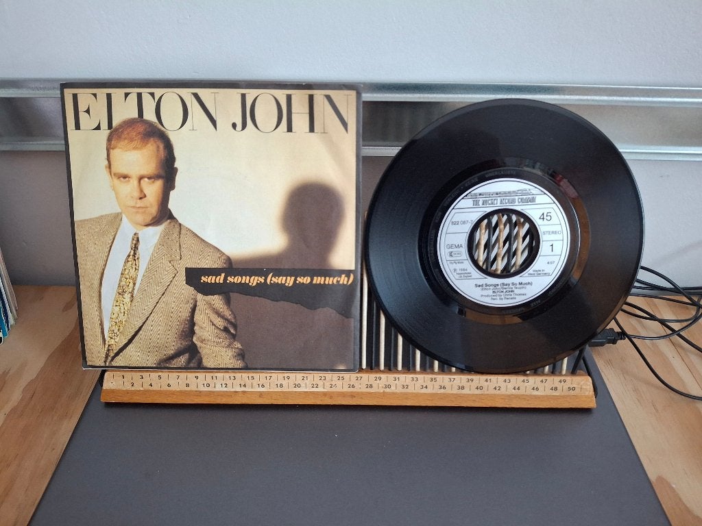 Elton John-Sad songs(268) 1 euro vaste prijs, Ophalen of Verzenden, Zo goed als nieuw, 7 inch, Pop