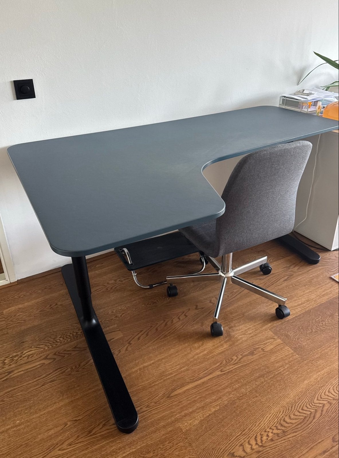 IKEA BEKANT hoekbureau met JYSK stoel en voetensteun, Gebruikt, Spaanplaat of MDF, Hoekbureau, In hoogte verstelbaar