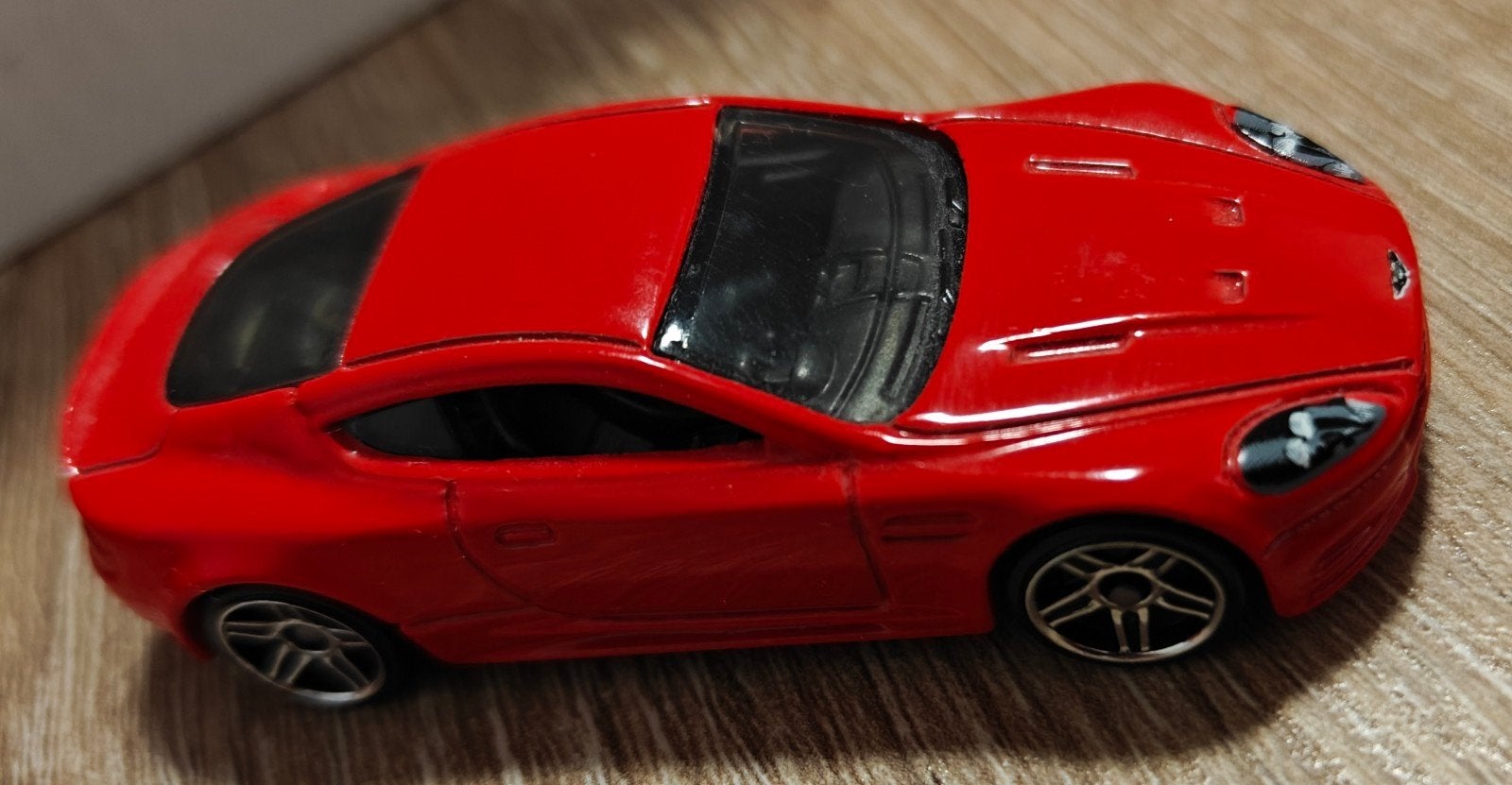 Rode Hot Wheels Aston Martin, Hobby en Vrije tijd, Modelauto's | Overige schalen, Ophalen of Verzenden, Zo goed als nieuw, Auto