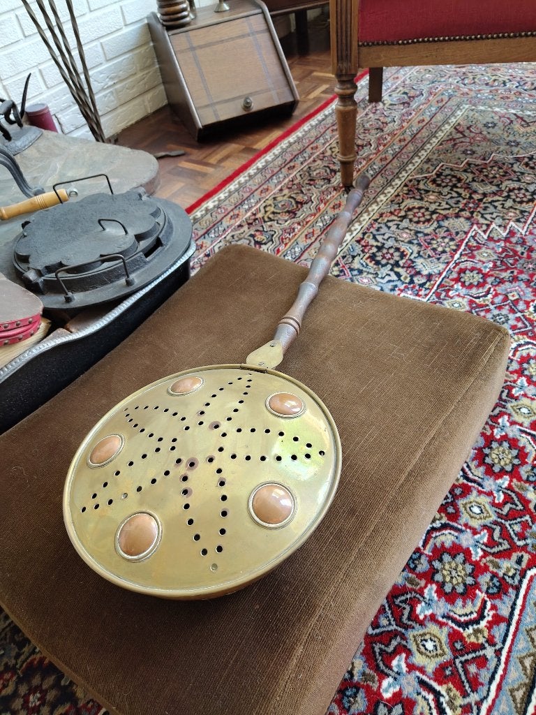 Fraai bewerkte koperen beddenpan met originele stok, Ophalen, Koper