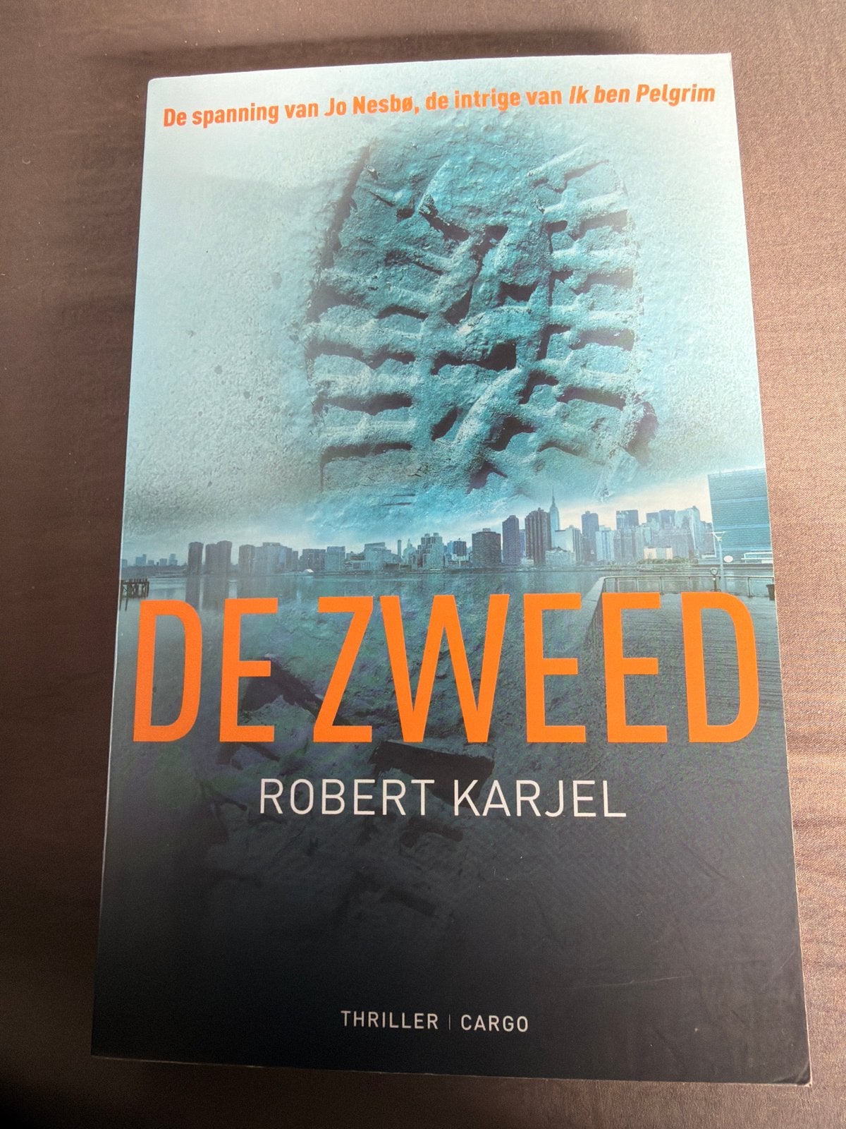 NK.   Robert Karjel - De Zweed, Ophalen of Verzenden, Zo goed als nieuw, Robert Karjel