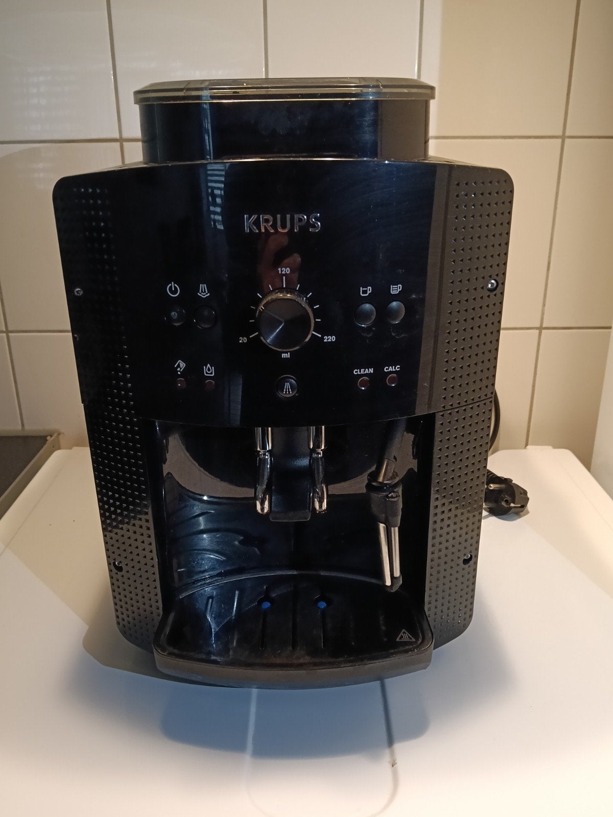 Krups Essential Espresso EA8100, Gebruikt, Espresso apparaat, 2 tot 4 kopjes, Afneembaar waterreservoir