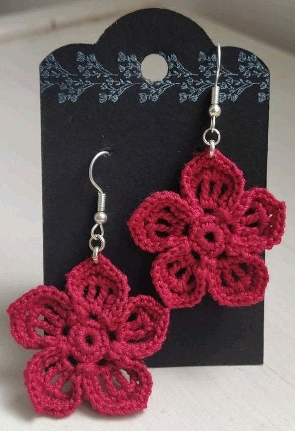 Gehaakte grote bloem oorbellen - bordeaux rood, Overige materialen, Hangers, Nieuw, Ophalen of Verzenden