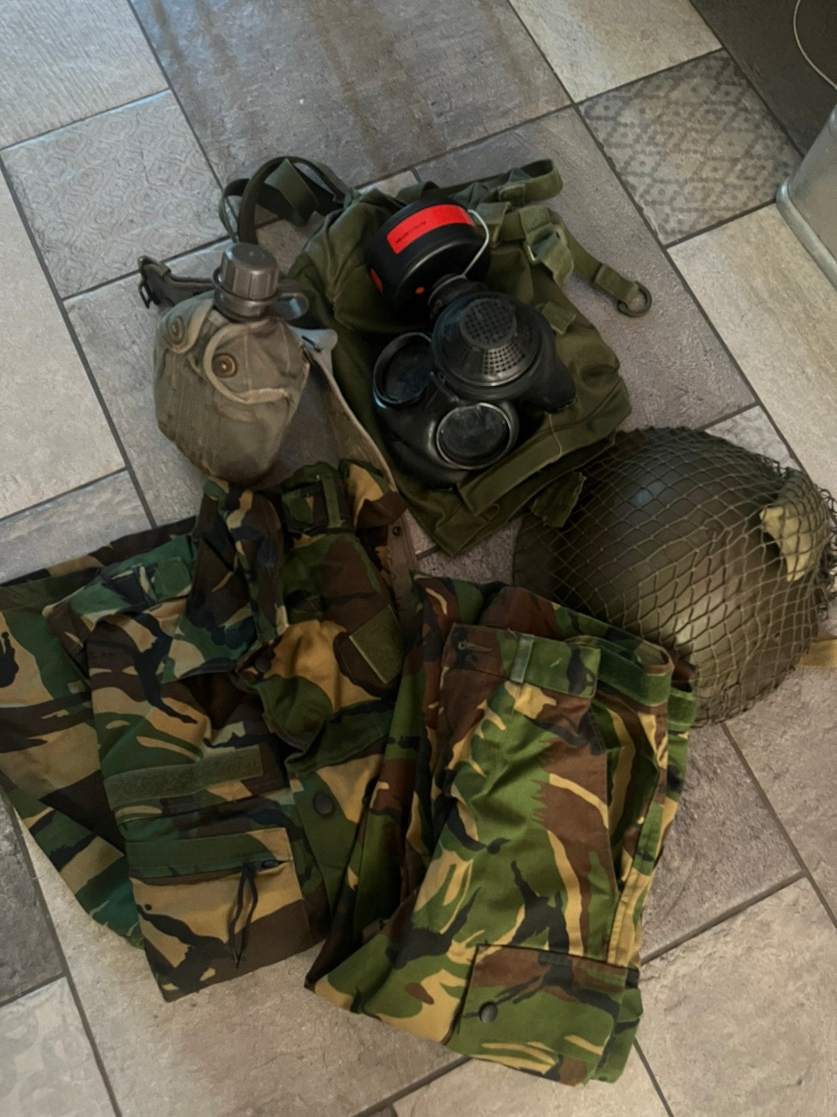 Camo camouflage jas en broek oude helm gasmasker en veldfles, Ophalen of Verzenden, Nederland, Overige typen