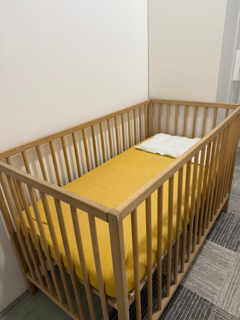 Ikea ledikant met matras, Kinderen en Baby's, Babywiegjes en Ledikanten, Ophalen of Verzenden, Zo goed als nieuw, Ledikant