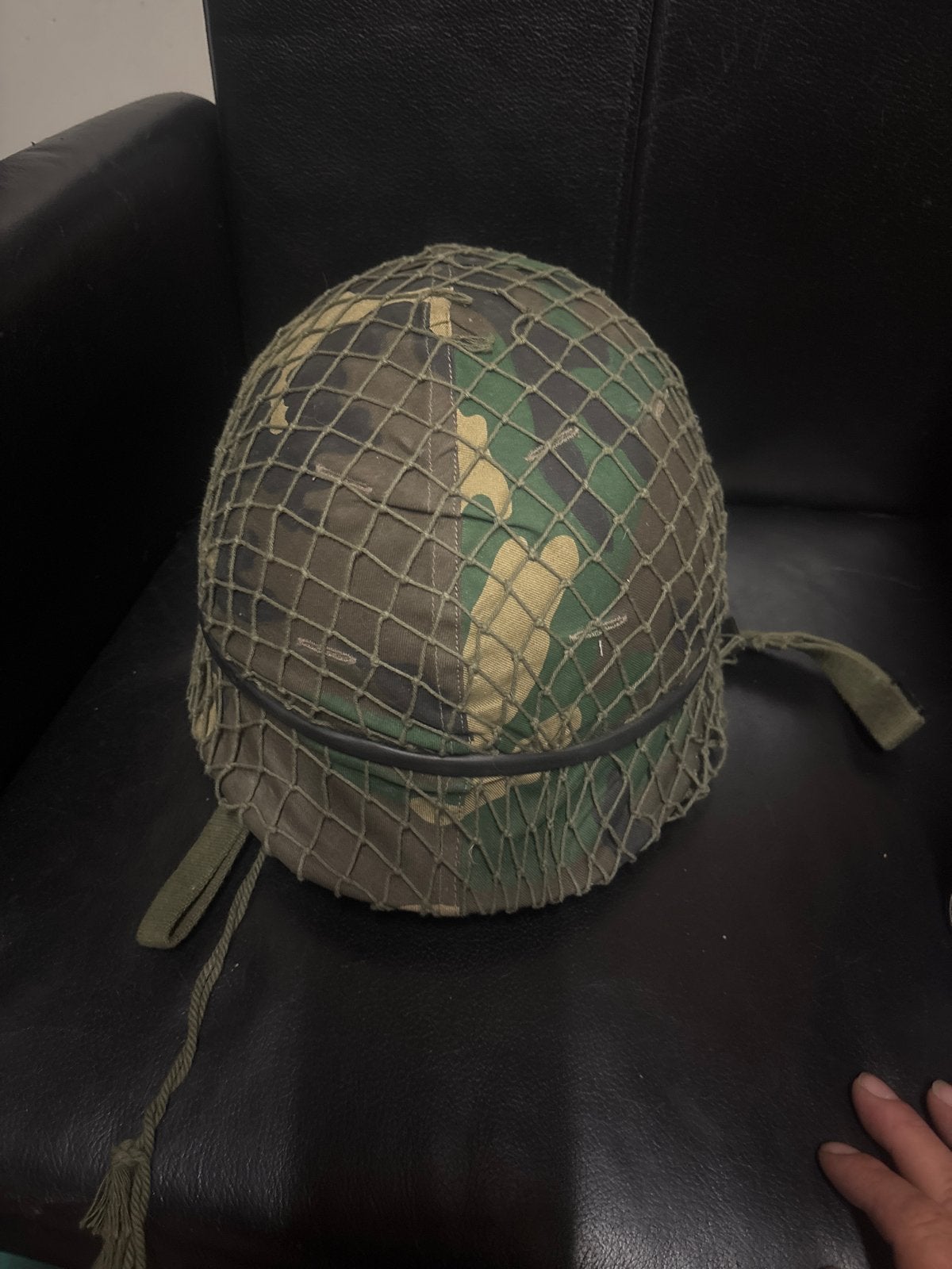 Militair helm met camouflage net - Vintage, Ophalen of Verzenden, Landmacht, Overige gebieden, Helm of Baret