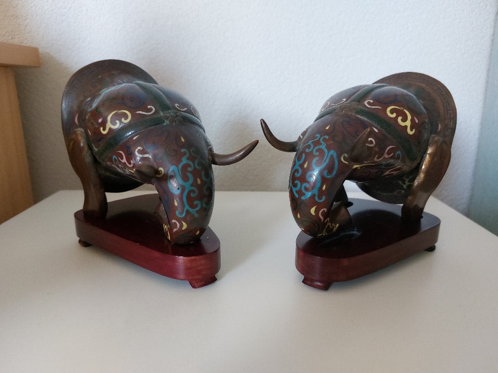 CHINEES CLOISONNE BRONZEN OLIFANTEN OP HOUTEN HOUDERS, Ophalen of Verzenden