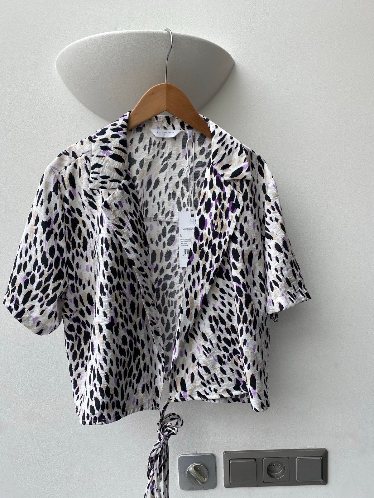 Melting Stockholm Short Wrap Blouse - Nieuw met kaartje, Ophalen of Verzenden, Nieuw, Maat 42/44 (L), Meerkleurig